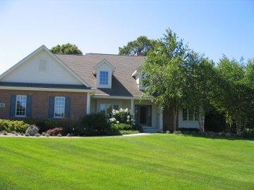 460 Bluebird Cir., Cedarburg, WI 53012