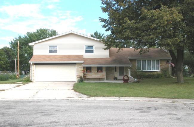 1942 Mitten Ct, East Troy, WI 53120