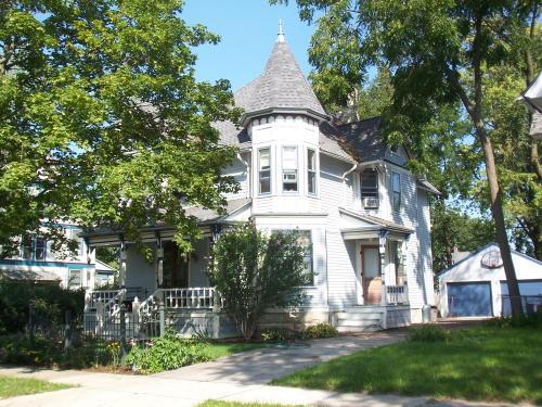 442 W College, Waukesha, WI 53186