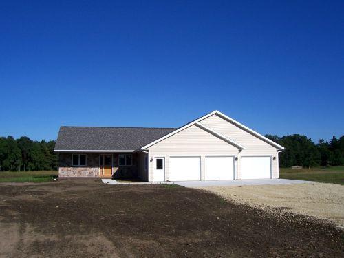 7260 Jackpot Ave., Leon, WI 54656
