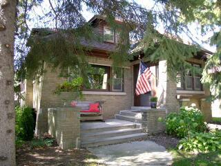 2405 N 68th St, Wauwatosa, WI 53213