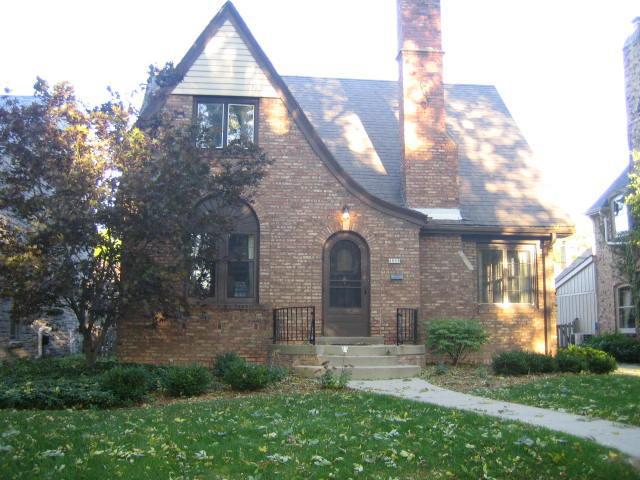 4868 N Woodburn Ave, Whitefish Bay, WI 53217