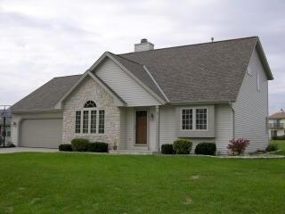 8821 S Clover Cir., Oak Creek, WI 53154