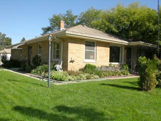 9646 W Palmetto Ave, Wauwatosa, WI 53222