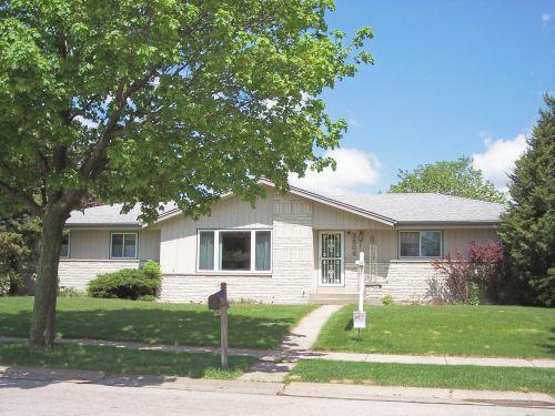 3504 E Madeira Dr., Oak Creek, WI 53154