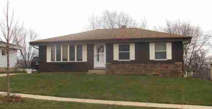 7466 S Chapel Dr, Oak Creek, WI 53154