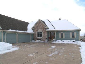 442 River Bluff Cir., Oconomowoc, WI 53066