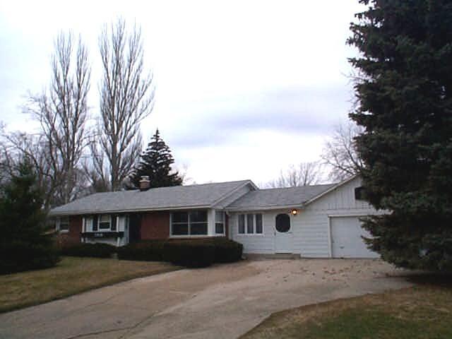 3818 Brooklawn Cir., South Milwaukee, WI 53172