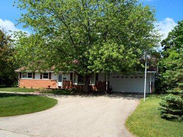 907 Robins Ln., Mukwonago, WI 53149
