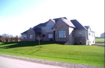 625 Pine Ter., Slinger, WI 53086