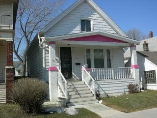 2441 S 6th St, Milwaukee, WI 53215