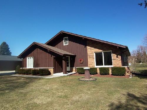 4455 S Hillview Ct., New Berlin, WI 53146