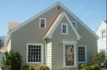 2409 N 85th St, Wauwatosa, WI 53226