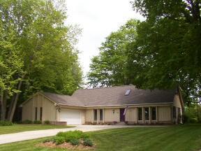 W220N2624 Maplewood Ln., Pewaukee, WI 53186