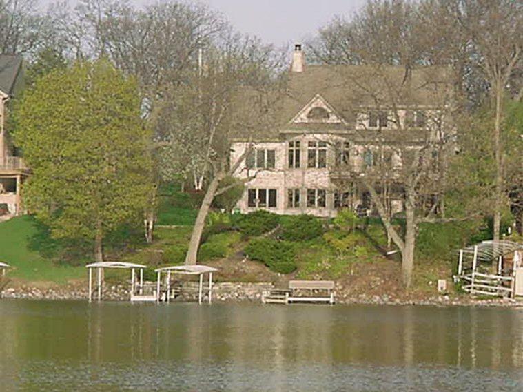 W342N4940 Oak Ln., Oconomowoc, WI 53058