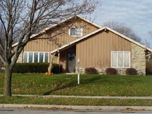 1606 Dover Dr, Waukesha, WI 53186
