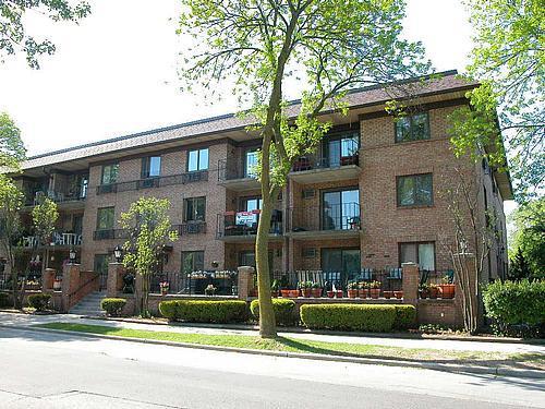 303 E Henry Clay St #206, Whitefish Bay, WI 53217