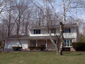 1208 Tanglewood Rd., Manitowoc, WI 54220