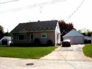 729 Woodlawn Dr., Manitowoc, WI 54220