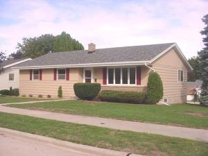 919 Rosemere Cir., Manitowoc, WI 54220