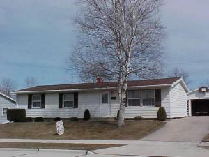 861 Lawton Ter., Manitowoc, WI 54220
