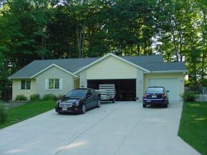 209 Memory Ln., Francis Creek, WI 54214