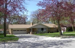 2221 Menasha Ave., Manitowoc, WI 54220