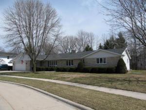 1355 Hazelwood Dr., Manitowoc, WI 54220