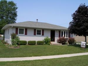 916 S 40th St., Manitowoc, WI 54220