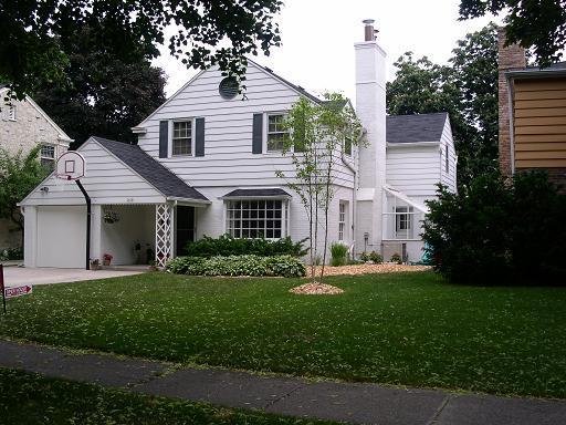 2616 N 89th St, Wauwatosa, WI 53226