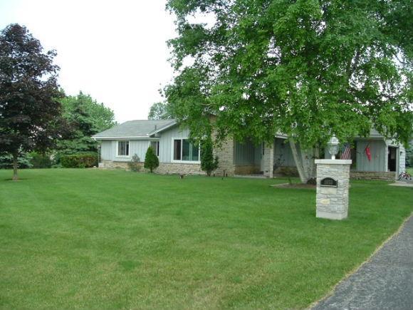 6055 S Aberdeen Dr, New Berlin, WI 53146