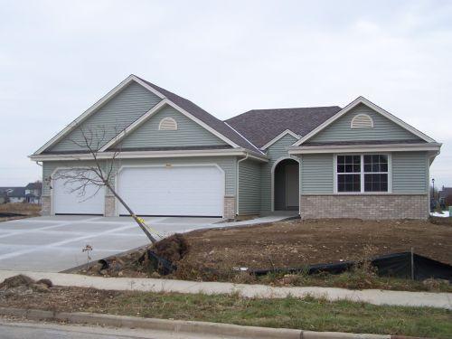 300 S Maple Ln., Saukville, WI 53080