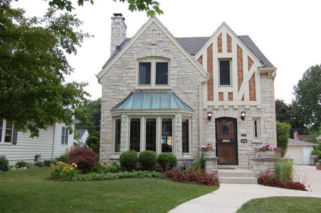 2557 N 89th St., Wauwatosa, WI 53226