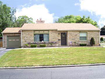 N87W16969 Garfield Dr, Menomonee Falls, WI 53051