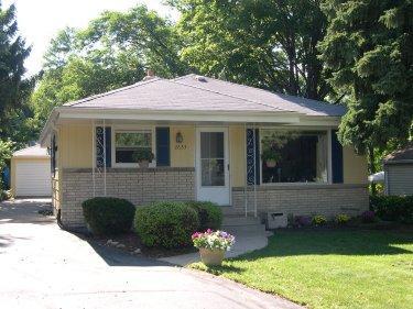 2633 N 115th St, Wauwatosa, WI 53226