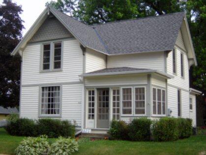 625 E Grove St, Oconomowoc, WI 53066