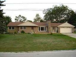 2233 W Hilltop Ln., Oak Creek, WI 53154