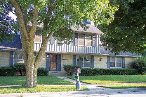 1005 Burr Oak Blvd, Waukesha, WI 53189