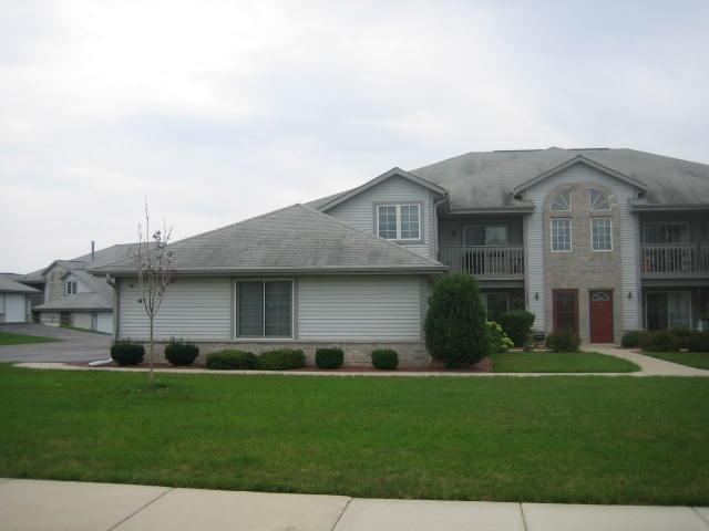 1083 Quinlan Dr #E, Pewaukee, WI 53072
