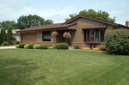 3402 E Carollton Dr., Oak Creek, WI 53154