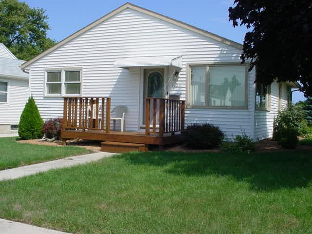 1427 S 31st St., Manitowoc, WI 54220