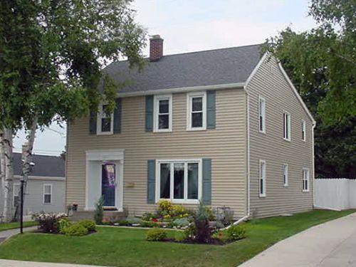 1122 Fairmont Ln, Manitowoc, WI 54220