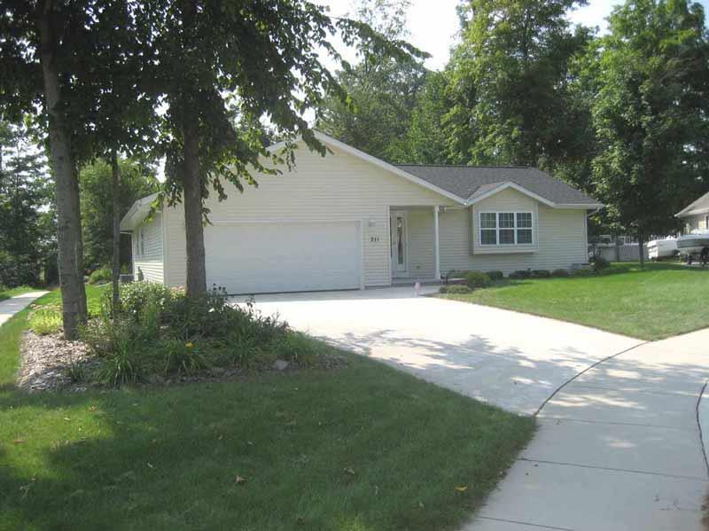 211 Hargrove Pl., West Bend, WI 53095