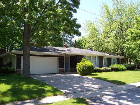 925 Burr Oak Blvd., Waukesha, WI 53189