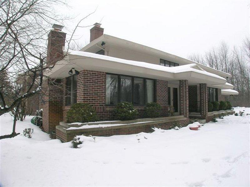 9081 N Green Brook Ct., River Hills, WI 53217