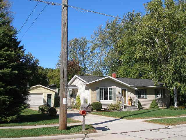 924 Glenview Dr., Manitowoc, WI 54220