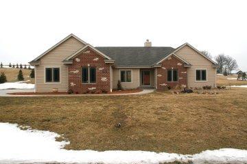 232 Hunters Crossing South, Slinger, WI 53086