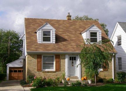 2453 N 82nd St, Wauwatosa, WI 53213