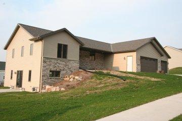 1042 Woods Edge, Hartford, WI 53027