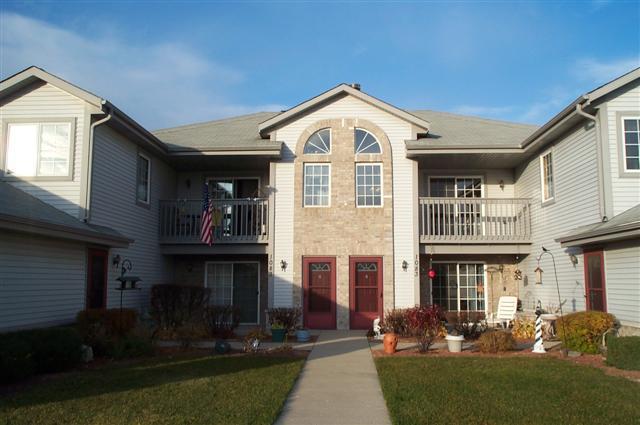 1083 Quinlan Dr #G, Pewaukee, WI 53072